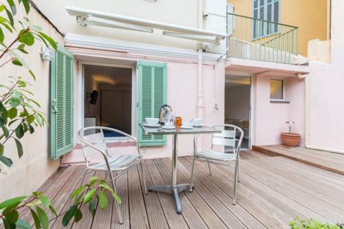 un patio avec une table et des chaises sur un balcon dans l'établissement Appartement avec jardin, à Cannes