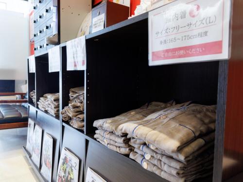 中标津町Tabist machinoyado denden的商店里带毯子的架子