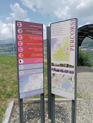 a sign in a field with a map at La casa al lago in Bosisio Parini