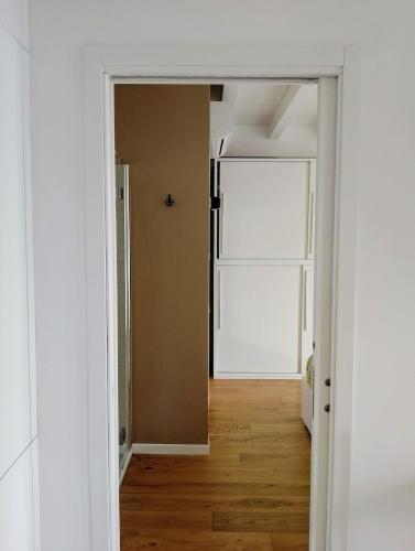 an empty room with a door and a hallway at La casa al lago in Bosisio Parini