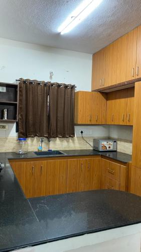 Η κουζίνα ή μικρή κουζίνα στο Red - Individual 3bhk Villa with Swimming pool