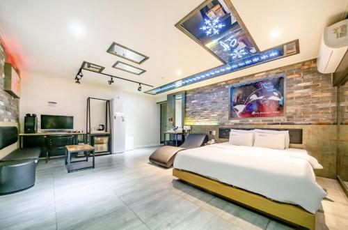 Ein Bett oder Betten in einem Zimmer der Unterkunft Wa Motel near Gwangju Station