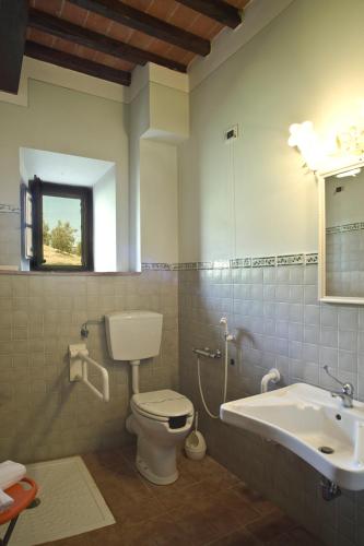 a bathroom with a toilet and a sink and a tub at Agriturismo Podere Campaini in Volterra