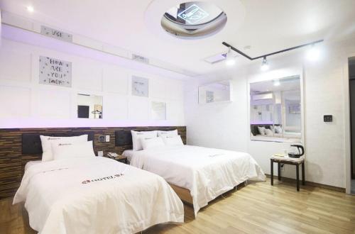 Ein Bett oder Betten in einem Zimmer der Unterkunft Wa Motel near Gwangju Station