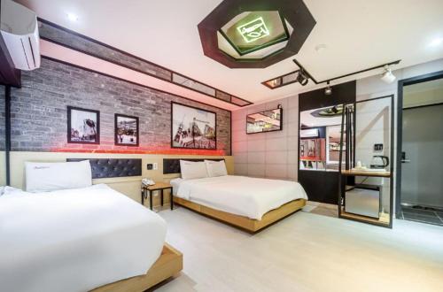 Ein Bett oder Betten in einem Zimmer der Unterkunft Wa Motel near Gwangju Station