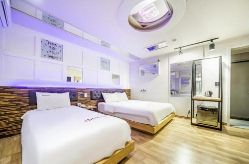 Ein Bett oder Betten in einem Zimmer der Unterkunft Wa Motel near Gwangju Station