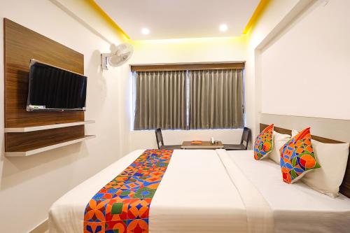 Cama o camas de una habitación en FabExpress Royal N Comforts - Nr Shivoham Shiva Temple