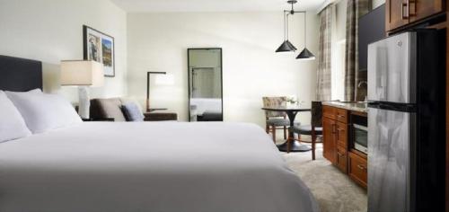 una camera con letto bianco e una sala da pranzo di Marriott Willow Ridge Luxury Studio a Branson