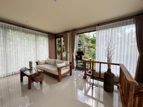 Χώρος καθιστικού στο ELForest ex Karang Dukuh Villa, Ubud