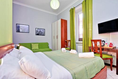 een slaapkamer met een bed, een bureau en een televisie bij Lucky Home rooms in Rome