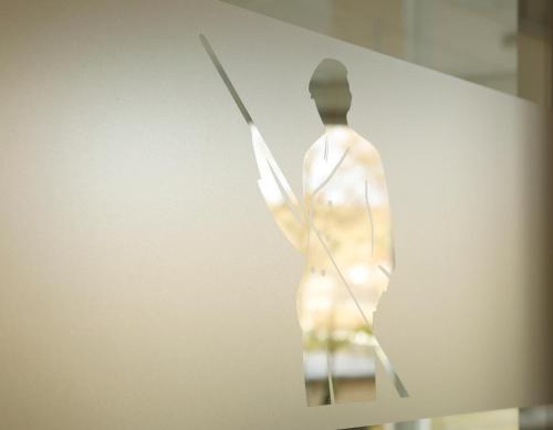 une statue d'un homme tenant un couteau dans une vitrine dans l'établissement Hotelletje de Veerman, à Oost-Vlieland