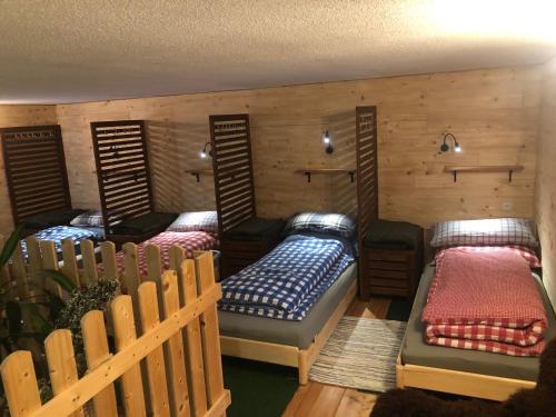 Postel nebo postele na pokoji v ubytování Hobbithöhle