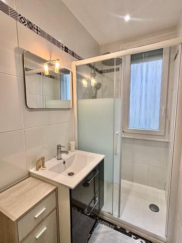 une salle de bain avec un lavabo et une douche dans l'établissement Le cocon du Touquet, à Le Touquet-Paris-Plage