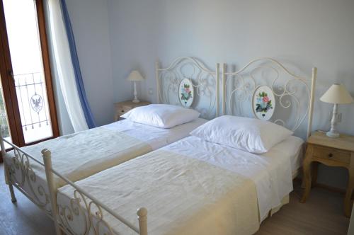 sypialnia z 2 łóżkami z białą pościelą w obiekcie Salvia 4 Stars Apartment w Poreču