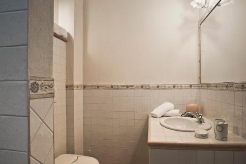 a bathroom with a sink and a toilet at Agriturismo Podere Campaini in Volterra