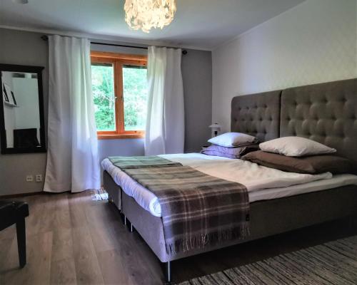 Postel nebo postele na pokoji v ubytování Jojos Lodge