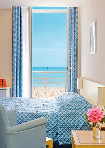 Ένα ή περισσότερα κρεβάτια σε δωμάτιο στο Hôtel Vacances Bleues Villa Caroline