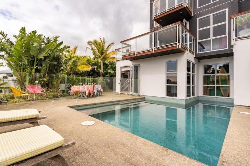 Πισίνα στο ή κοντά στο Stanmore Bay lush garden with pool, close to beach