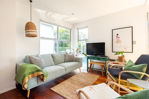 Μια τηλεόραση ή/και κέντρο ψυχαγωγίας στο Stanmore Bay lush garden with pool, close to beach