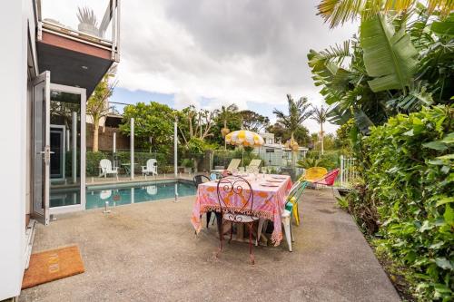 Πισίνα στο ή κοντά στο Stanmore Bay lush garden with pool, close to beach