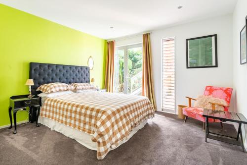 Ένα ή περισσότερα κρεβάτια σε δωμάτιο στο Stanmore Bay lush garden with pool, close to beach