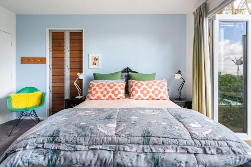 Ένα ή περισσότερα κρεβάτια σε δωμάτιο στο Stanmore Bay lush garden with pool, close to beach