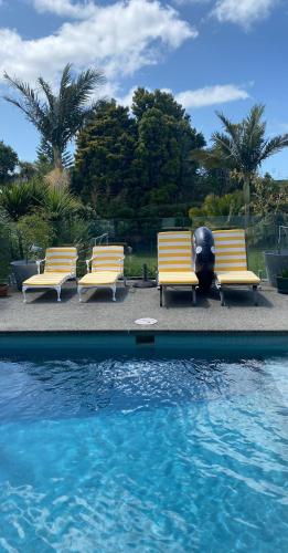 Πισίνα στο ή κοντά στο Stanmore Bay lush garden with pool, close to beach