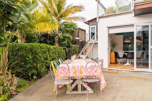 Κήπος έξω από το Stanmore Bay lush garden with pool, close to beach
