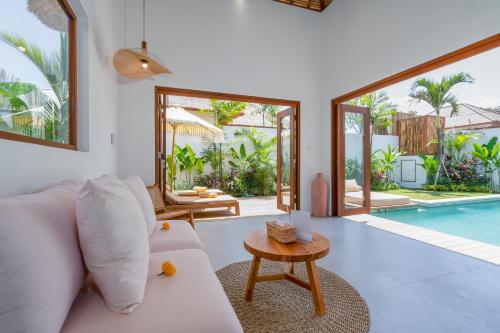 CemagiにあるVilla Lounes 2 - Walking Distance to Luna Beach Clubの白いソファとテーブルのあるリビングルーム