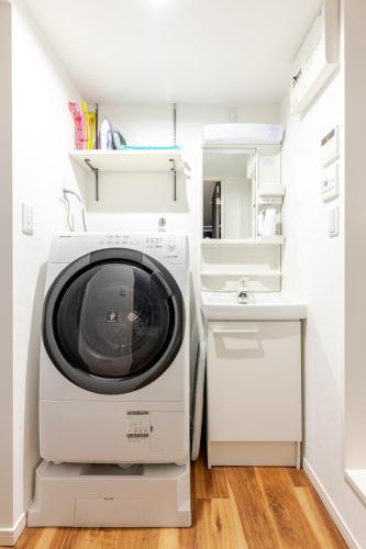 a washer and dryer in a room with a kitchen at jtr浅草橋401 in Tokyo