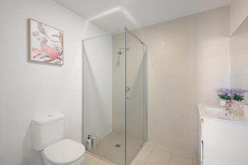 Ένα μπάνιο στο Chic One-Bedroom Hideaway with Free Parking&Wi-Fi