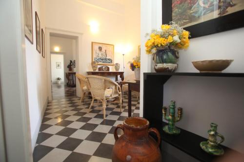 トロペアにあるAl vecchio castelloの花瓶のあるチェッカーフロアの客室