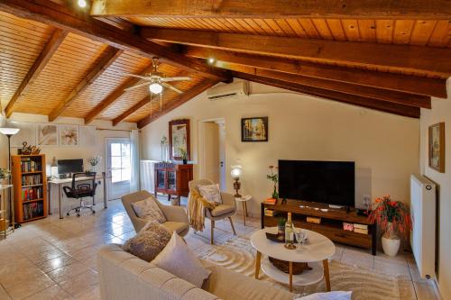 Bolia Apartment, near Corfu Town, Airport and Green buses