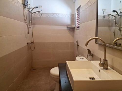 Bilik mandi di Hotel Sensuchi Weliweriya