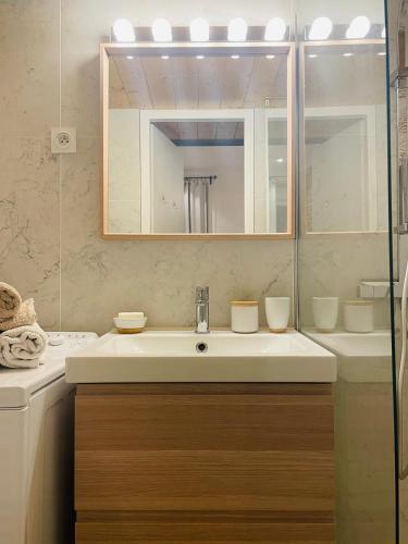 une salle de bain avec un lavabo et un miroir dans l'établissement Le Cocon Lyonnais, à Lyon