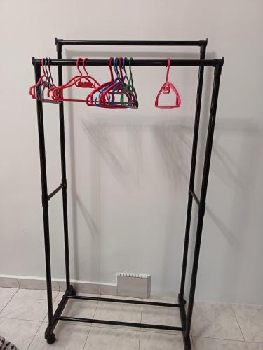 a metal stand with red handles on top of it at Bdr Bukit Tinggi Klang Tropicana Garden Homestay in Klang