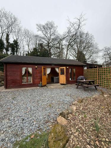 a small cabin with a picnic table in front of it at Rustic Retreat in Retford in Retford