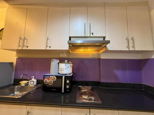 Sea Residences MOA Pasay Manila - Rose Staycationにあるキッチンまたは簡易キッチン