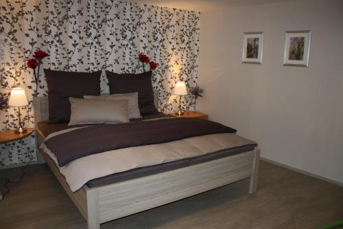 ein Schlafzimmer mit einem Bett mit zwei Lampen und einem Vorhang in der Unterkunft Ferienwohnung Fam. Höhn in Kappel-Grafenhausen