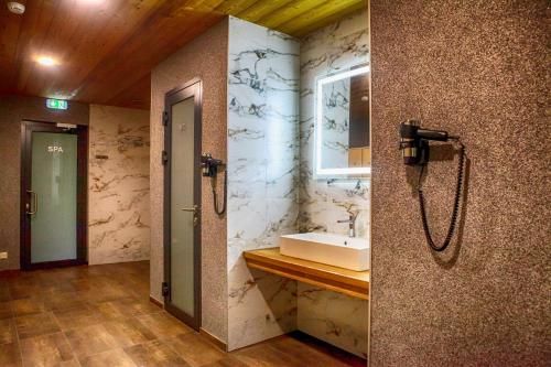 a bathroom with a sink and a mirror at Villa Pillapalu in Pillapalu