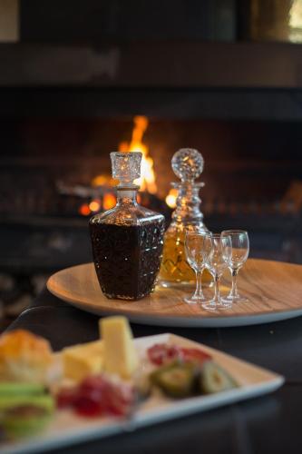 a table with two plates of food and wine glasses at Leipzig Country House & Winery in Nuy
