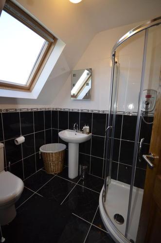 Salle de bains dans l'établissement Templeview Lodge