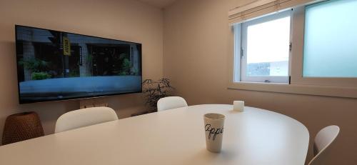 Mono House 101にあるテレビまたはエンターテインメントセンター