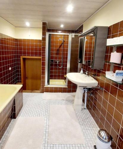 a bathroom with a sink and a tub and a shower at Ramiwi am Teutoburger Wald in Oerlinghausen