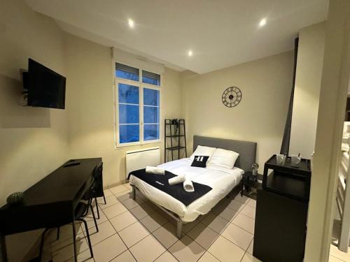 - une chambre avec un lit, un bureau et un piano dans l'établissement CHARMANT Studio 100 M Gare, à Tours