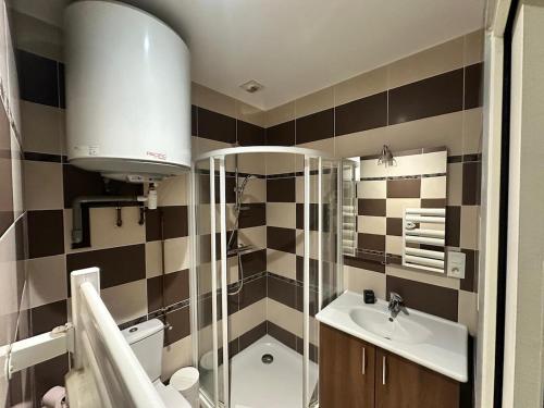 une salle de bain avec une douche, des toilettes et un lavabo dans l'établissement CHARMANT Studio 100 M Gare, à Tours