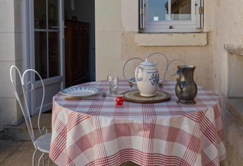 une table avec un chiffon de table et un vase sur lui dans l'établissement Le trésor de grand-mére, à Montrésor