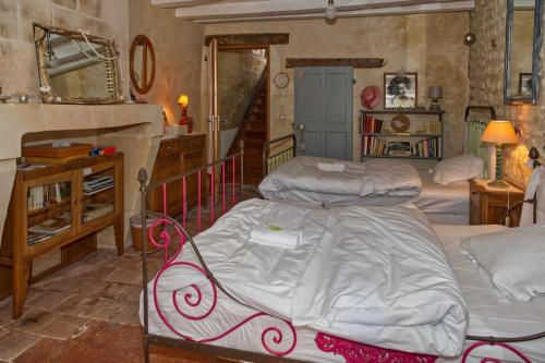 - une chambre avec 2 lits, une table et un miroir dans l'établissement Le trésor de grand-mére, à Montrésor