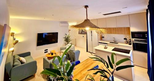 eine Küche und ein Wohnzimmer mit Sofa und Tisch in der Unterkunft Family Home Valencia in Aldaia