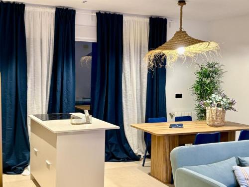 ein Wohnzimmer mit blauen Vorhängen und einem Tisch in der Unterkunft Family Home Valencia in Aldaia